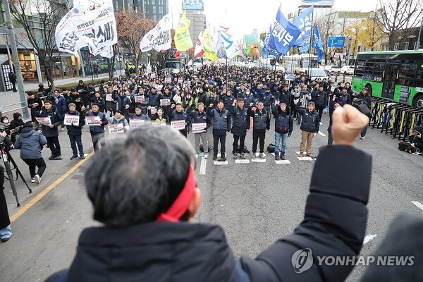 민주노총 소속 조합원들이 5일 오후 서울역에서 윤석열 대통령 퇴진 촉구 관련 결의대회를 하고 있다. [사진=연합뉴스]