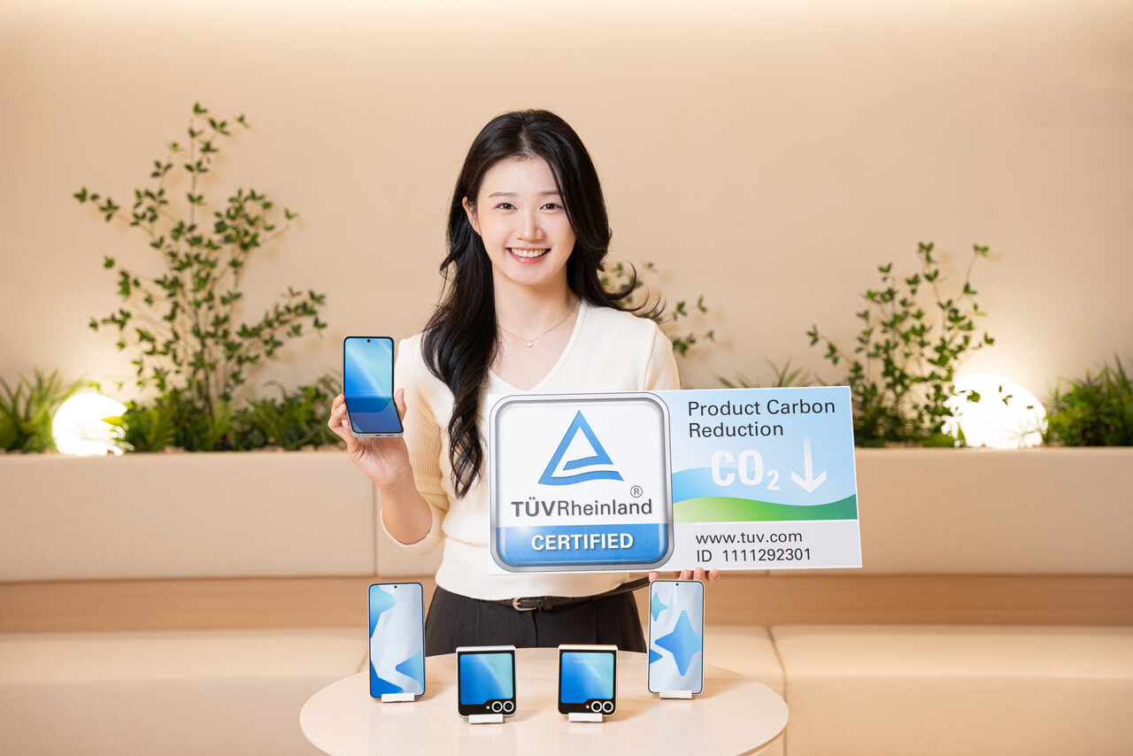 삼성디스플레이는 업계 최초로 스마트폰 패널로 탄소 배출 저감 인증을 받았다. [삼성디스플레이 제공=뉴스퀘스트]