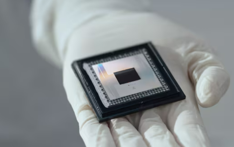 구글이 공개한 최신 양자칩 '윌로우'. [구글 제공=뉴스퀘스트]