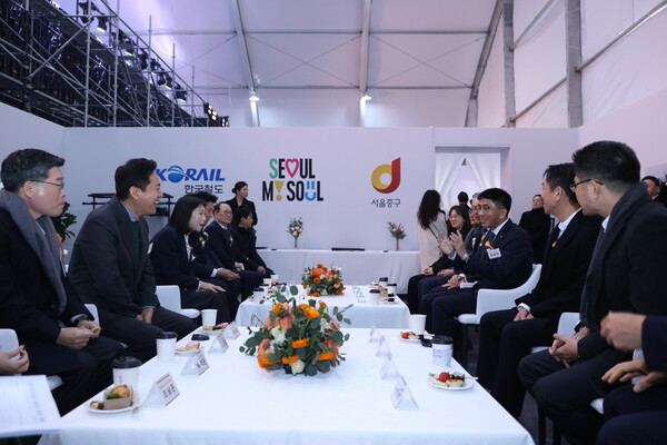 한화 건설부문 김승모 대표이사가 오세훈 서울시장 등 주요 내빈들과 간담회를 갖고 있다. [한화 건설부문 제공=뉴스퀘스트]