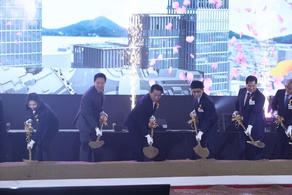  한화 건설부문 김승모 대표이사와 주요 내빈들이 시삽식을 하고 있다. [한화 건설부문 제공=뉴스퀘스트]