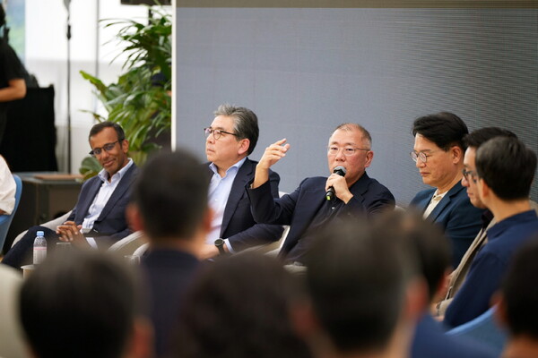 HMGICS 직원들의 질문에 답하고 있는 정의선 회장(왼쪽에서 세번째) [현대자동차그룹 제공=뉴스퀘스트]