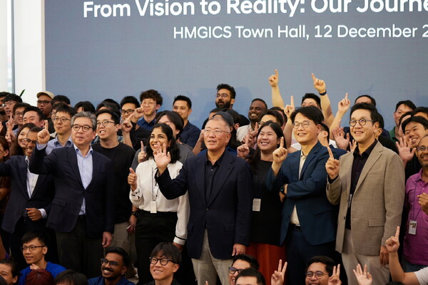 타운홀미팅이 끝난 후 정의선 회장을 비롯한 현대차그룹 경영진들이 HMGICS 직원들과 기념촬영하고 있다. [현대자동차그룹 제공=뉴스퀘스트]