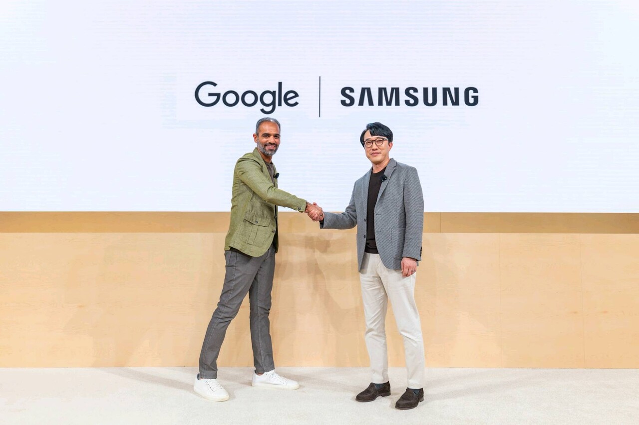 12일(현지시간) 미국 뉴욕 구글 캠퍼스에서 진행된 'XR 언락(XR Unlocked)' 행사에서 삼성전자 MX사업부 개발실장 최원준 부사장과 구글 안드로이드 에코시스템 부문 사미르 사맛(Sameer Samat) 사장이 악수를 나누고 있다. [삼성전자 제공=뉴스퀘스트]