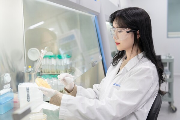 한국콜마는 나이가 들수록 여드름균이 감소하고, 전체 마이크로바이옴 유전자의 다양성이 폭발적으로 증가한다는 연구결과가 담긴 논문을 SCI급 국제 저널인 ‘마이크로오가니즘’(Microorganisms) 10월호에 게재했다고 13일 밝혔다. [한국콜마 제공=뉴스퀘스트]