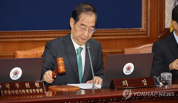 윤석열 대통령이 14일 탄핵소추로 직무가 정지되면서 한덕수 국무총리가 대통령 권한을 대행하게 됐다. [사진=연합뉴스]