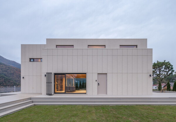 LG전자가 차별화된 AI가전과 HVAC 기술을 집약한 혁신적인 주거생활 솔루션 ‘LG 스마트코티지’를 SM엔터테인먼트에 공급했다. 강원도 SM 연수원에 설치된 LG 스마트코티지 모습. [LG전자 제공=뉴스퀘스트]