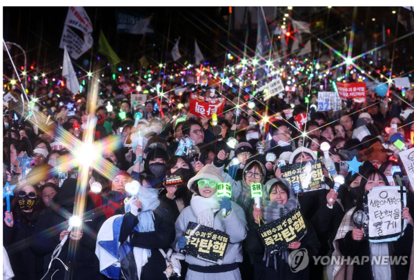 윤석열 대통령 탄핵소추안이 가결된 14일 서울 여의도 국회 앞에서 열린 촛불집회에 참석한 시민들이 환호하고 있다.[사진=연합뉴스]