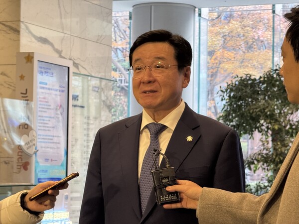 이찬희 삼성준법감시위원장이 17일 서울 서초구 삼성생명 서초사옥에서 취재진 질문에 답변하고 있다. [사진=연합뉴스]