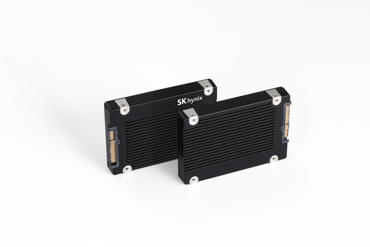 SK하이닉스는 신제품 샘플을 연내 글로벌 서버 제조사에 공급해 제품 평가를 진행한다. 내년 3분기에는 제품군을 122TB(테라바이트)까지 확대한다. [SK하이닉스 제공=뉴스퀘스트]