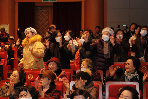 지난 12일 서울노인복지센터에서 열린 자원봉사자 후원자 송년모임 '좋은인연' 참가자들이 힐링콘서트를 즐기고 있다. /사진=서울노인복지센터
