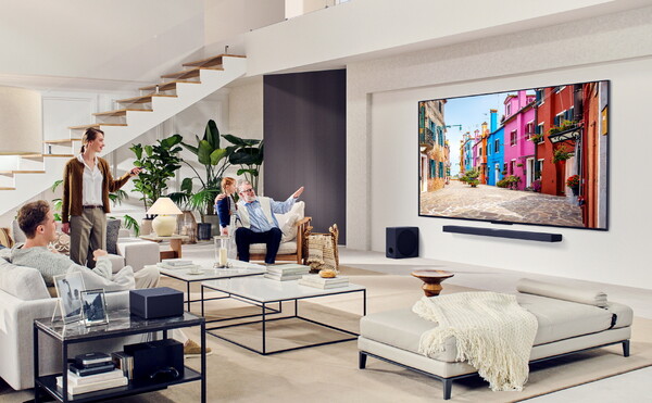 LG전자가 완전히 새로워진 2025년형 ‘LG QNED TV’를 공개했다. 사진은 무선 AV 전송 솔루션을 탑재한 'LG QNED evo' [LG전자 제공=뉴스퀘스트]