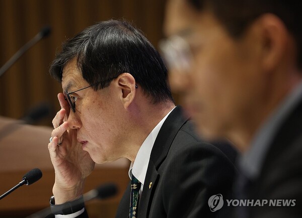 이창용 한국은행 총재가 18일 서울 중구 한국은행에서 열린 2024년 상반기 물가안정목표 운영상황 점검 설명회에서 안경을 고쳐쓰고 있다. [사진=연합뉴스]