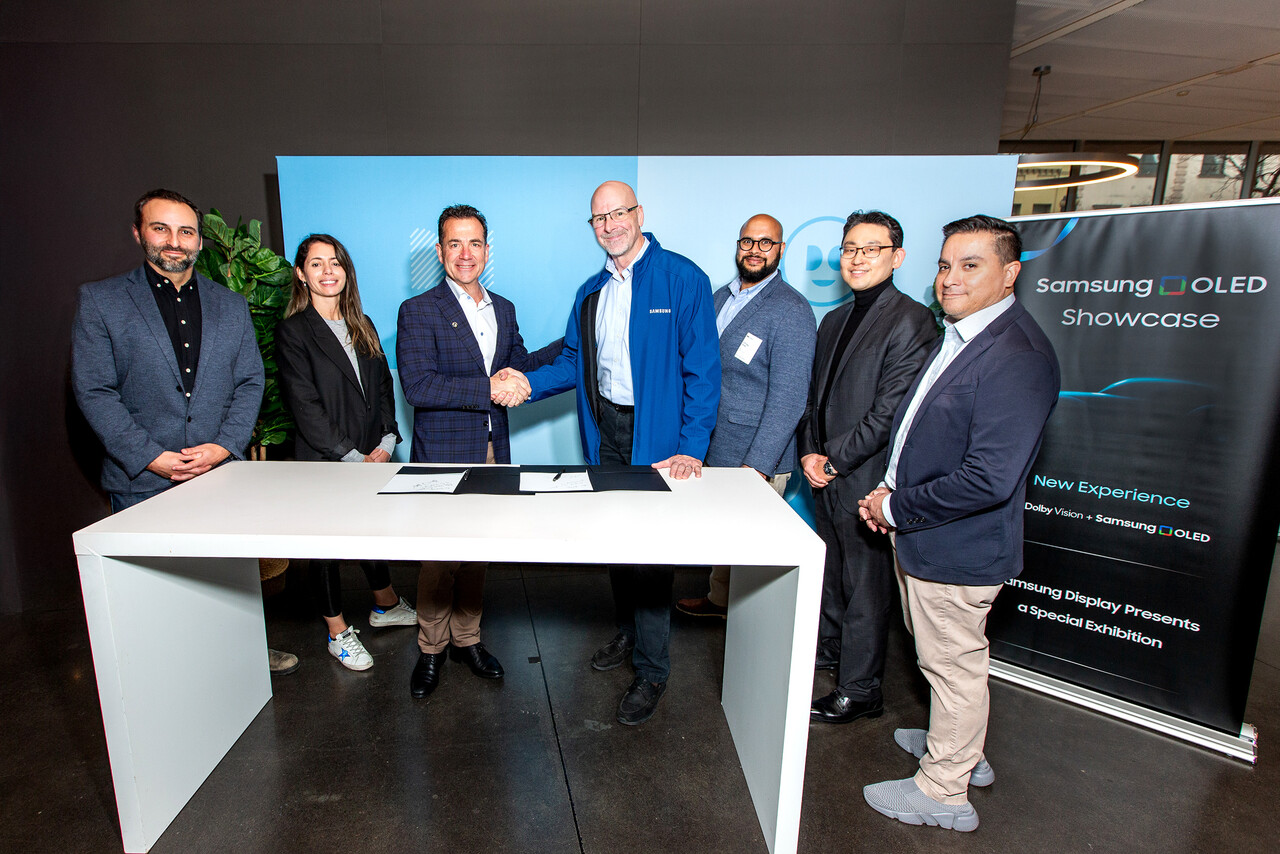 ​16일(현지시간) 미국 샌프란시스코 돌비 본사에서 열린 삼성디스플레이-돌비 래버러토리스 MOU 체결식. 사진 왼쪽에서 세번째 패트릭 로시 돌비 래버러토리스 전략적 파트너십 및 한국 비즈니스 총괄 부사장, 네번째는 존 제이콥스 미주법인 디스플레이 영업담당 상무. [삼성디스플레이 제공=뉴스퀘스트]