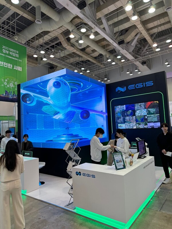 사진은 디지털트윈 기업 이지스가 가덕도 활주로에 비행기가 뜨는 디지털트윈 시뮬레이션 [이지스 제공=뉴스퀘스트]