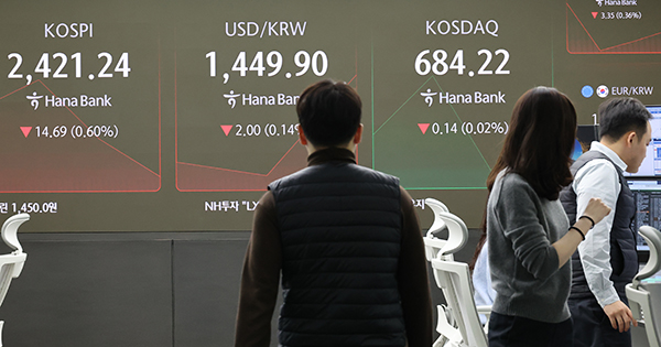 20일 오전 서울 중구 하나은행 본점 딜링룸 현황판에 코스피, 원/달러 환율이 표시돼 있다. 이날 코스피는 2420대에서 약보합으로 장을 시작했다. 오후 2시 30분 기준 코스피 지수는 전 거래일보다 40.49포인트(1.66%) 내린 2395.44를 기록 중이다. [사진=연합뉴스]