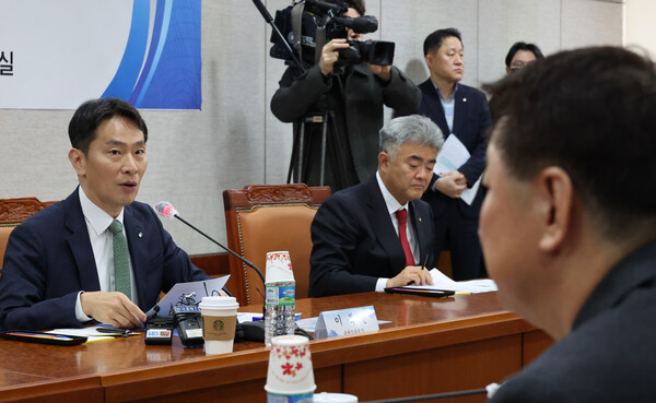 이복현 금융감독원 원장은 20일 서울 여의도 주택건설회관에서 열린 건설업계·부동산시장 전문가 간담회 이후 기자들과 만난 자리에서 내년 1월로 미뤄진 금융지주 검사 결과 발표에 대해 더욱 엄격한 잣대를 적용하기 위한 조치라고 밝혔다. 이복현 금감원장(왼쪽)이 부동산 전문가·건설업계 간담회에서 발언하고 있는 모습. [사진=연합뉴스] 