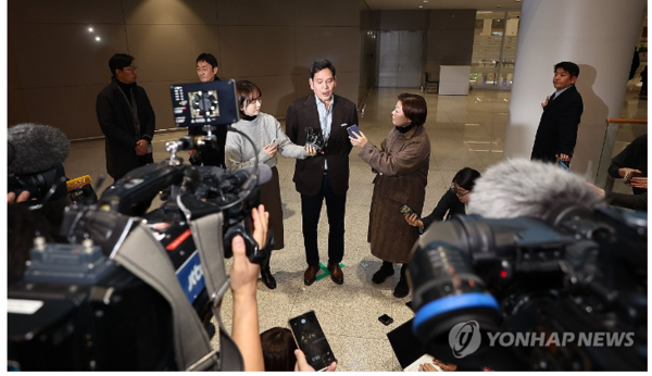 정용진 신세계그룹 회장이 22일 방미 일정을 마치고 인천국제공항 제2터미널을 통해 귀국하며 취재진 질문에 답하고 있다.[사진=연합뉴스]