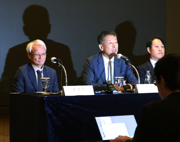 MBK파트너스는 23일 입장문을 통해 2016년 두산그룹 구조조정 당시 두산인프라코어의 공작기계 사업부문을 인수했으며, 적극적인 R&D 투자와 생산설비 투자, 신제품 개발 등을 통해 기업 가치를 제고했다고 밝혔다. 지난 9월 김광일 MBK파트너스 부회장(사진 가운데)이 서울 중구 롯데호텔에서 열린 MBK파트너스 고려아연 공개매수 관련 기자간담회에서 취재진의 질문에 답하고 있는 모습. [사진=연합뉴스]