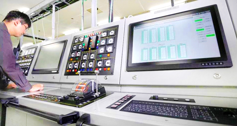 한화시스템 연구원이 통합기관제어체계(ECS)를 점검하고 있다. [한화시스템 제공=뉴스퀘스트]