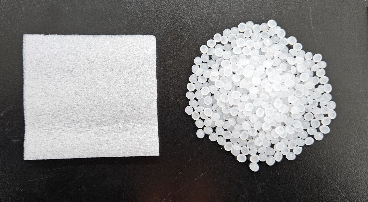 한화솔루션이 개발한 재활용 폴리에틸렌 (오른쪽)과 이를 적용한 전자제품용 포장재 샘플 (왼쪽). [한화솔루션 제공=뉴스퀘스트]