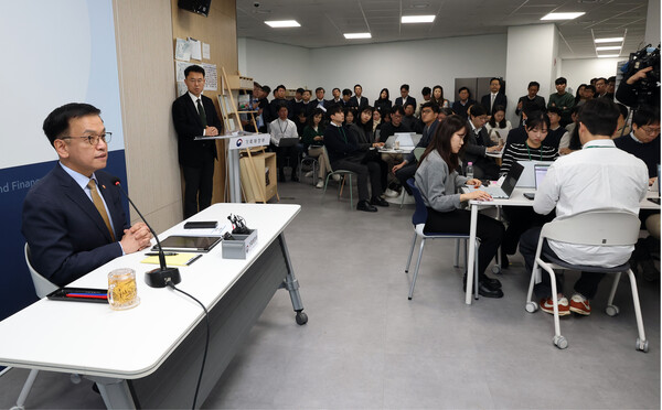 최상목 부총리 겸 기획재정부 장관이 23일 정부세종청사 기재부 기자실에서 출입기자단 간담회를 열고 있는 모습. [사진=연합뉴스]