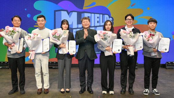 지난 23일 경기 용인에 위치한 기술연구소에서 열린 현대모비스 ‘2024 엠필즈 페스타’에서 이규석 사장이 우수 아이디어로 선정된 직원들에게 상장을 수여하고 기념촬영을 하고 있다. /사진=현대모비스