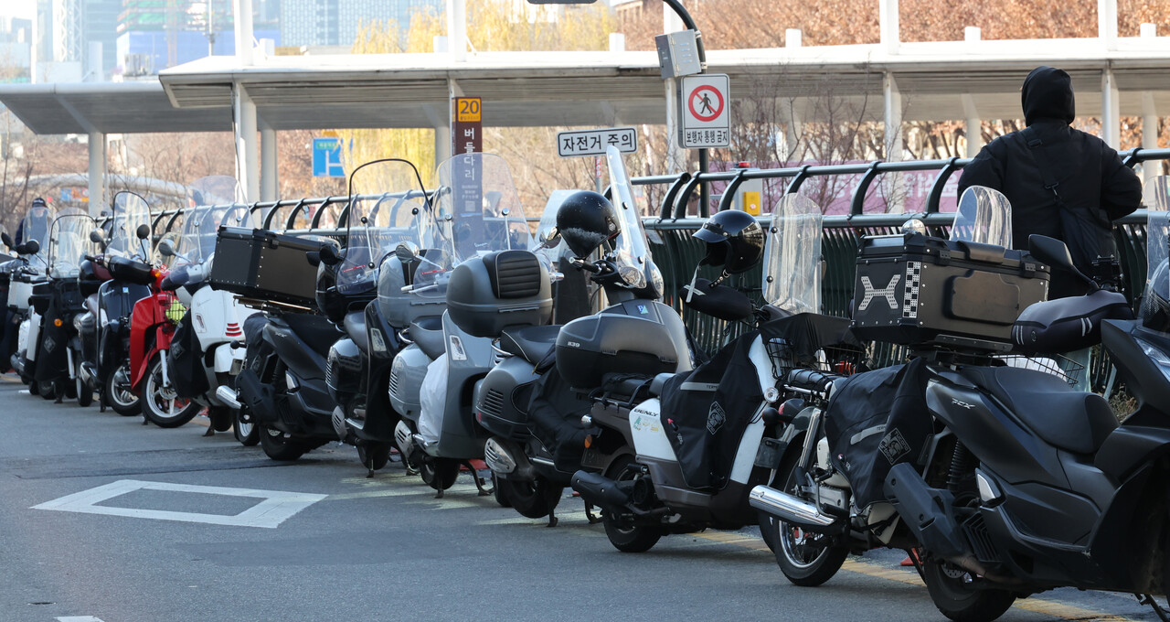 한국은행이 23일 발표한 ‘소비자동향조사 결과’에 따르면 12월 소비자심리지수(CCSI)는 88.4로 11월보다 12.3포인트 하락한 것으로 나타났다.  경기불황 여파로 연말 특수 현상이 사라지면서 서울 한 재래시장 부근에 배달 오토바이가 대기해 있는 모습. [사진=연합뉴스]