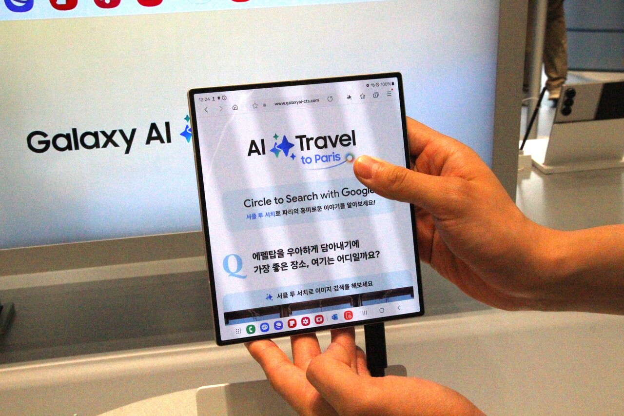 삼성전자가 온디바이스 인공지능(AI) 기능이 탑재된 '갤럭시 Z폴드6'와 '갤럭시 Z 플립6'를 선보였다. 삼성스토어 홍대점에 열린 체험공간 '갤럭시 스튜디오'에서 관계자들이 새롭게 추가된 '갤럭시 Z폴드6'의 주요 기능을 소개하고 있다. [사진=김민우 기자]