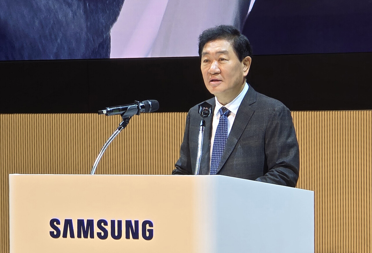 삼성전자가 창립 55주년을 기념하는 행사를 개최해 철저한 미래 준비를 위한 각오를 다졌다. 기념사를 전하는 한종희 대표이사 부회장. [삼성전자 제공=뉴스퀘스트]