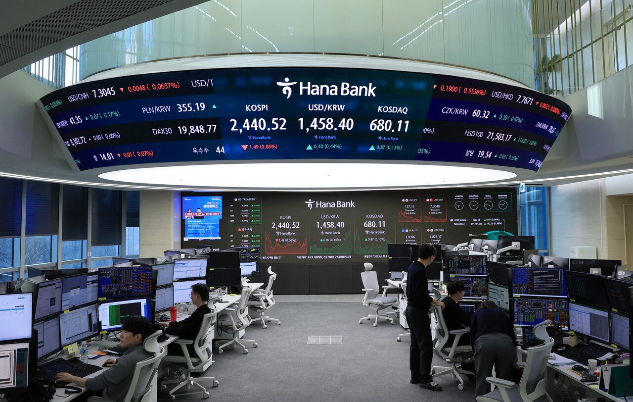 23일(현지시간) 미국 CNBC 방송은 올해 들어 이날까지  코스피 지수가 하락률 8.03%를 기록하면서 말레이시아 자카르타종합지수(-2.42%)와 더불어 유일하게 하락세를 면치 못했다고 전했다. 서울 중구 하나은행 본점 딜링룸에서 딜러가 업무를 보고 있는 모습. [사진=연합뉴스]