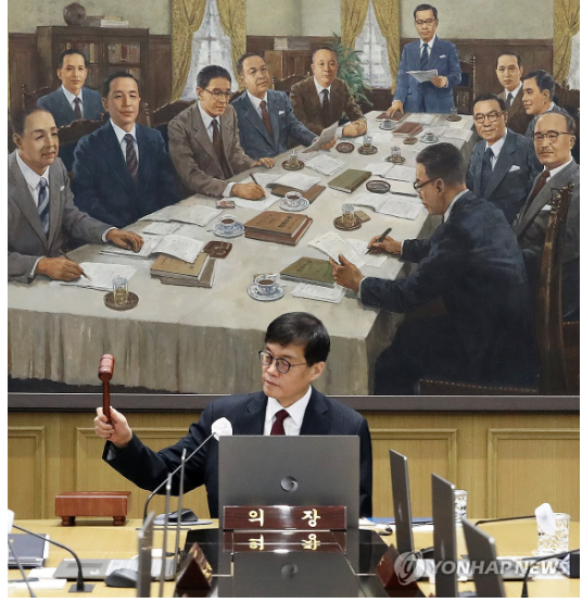 이창용 한국은행 총재가 지난 11월 28일 서울 중구 한국은행에서 열린 금융통화위원회에서 의사봉을 두드리고 있다. [사진=공동취재단/연합뉴스] 