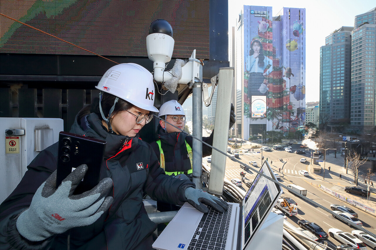 KT는 내달 2일까지 1000명의 네트워크 전문가를 전국 주요 통신 센터에 배치해 24시간 종합상황실을 서비스 이상유무를 모니터링한다. [KT 제공=뉴스퀘스트]