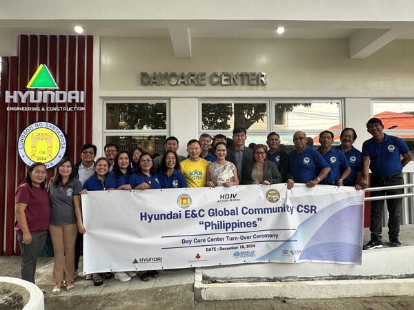 정형태 필리핀 남부철도 4·5·6 공구 통합 현장소장(앞줄 왼쪽에서 9번째)과 아를렌 B. 아르실라스(Arlene B. Arcillas) 산타로사 시장(왼쪽에서 8번째), 하영재 월드투게더 부회장(왼쪽에서 7번째) 등 관계자들이 지난 18일 필리핀 산타로사 보육원 완공식에서 기념촬영을 하고 있다. [현대건설 제공=뉴스퀘스트]