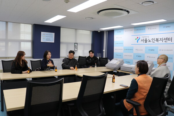 지난 19일 서울 종로구 서울노인복지센터에서 현대건설 관계자들이 방한용품 구입비용 1000만원을 전달하고 있다. /사진=서울노인복지센터