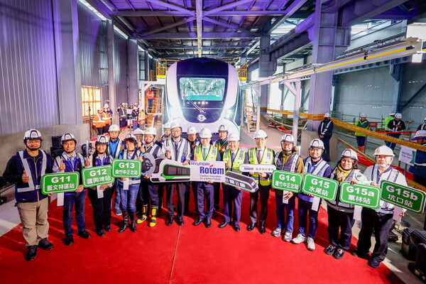 이용배 현대로템 사장(사진 왼쪽에서 일곱 번째)과 장산정 대만 타오위안시 시장(여섯 번째), 이은호 주타이베이한국대표부 대표(여덟 번째)가 지난 26일 대만 타오위안 그린라인 차량기지에서 열린 무인경전철 초도 편성 도착 기념행사에 참석해 기념사진을 촬영했다. [현대로템 제공=뉴스퀘스트]