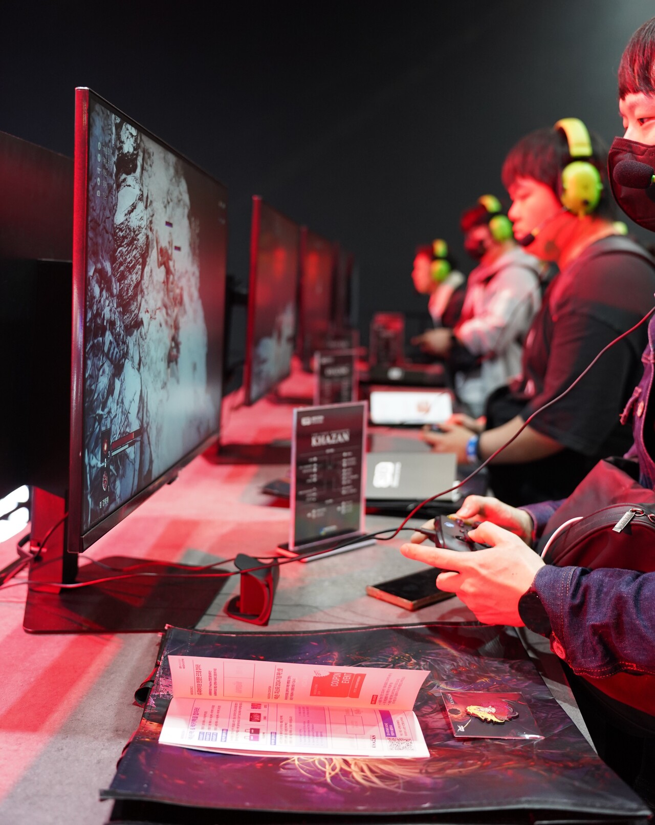 넥슨 '퍼스트 버서커: 카잔' 부스에서 유저들이 게임을 즐기고 있다. [사진=김민우 기자]