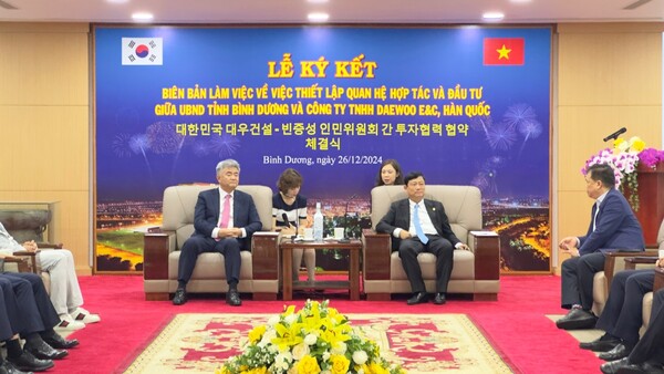 대우건설 정원주 회장(사진 왼쪽)이 베트남 빈즈엉성 보 반 밍 (Vo Van Minh) 성장을 면담했다 [대우건설 제공=뉴스퀘스트]