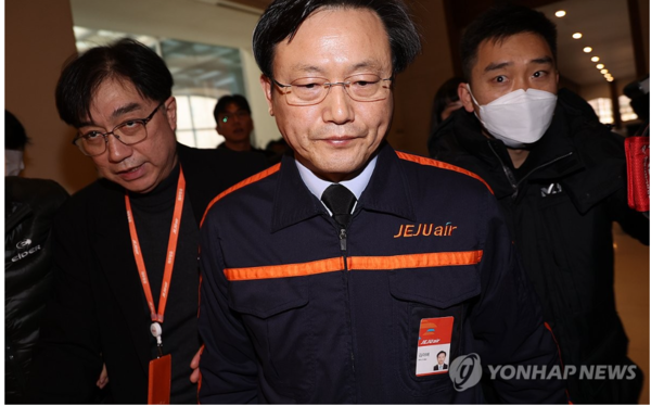 김이배 제주항공 대표가 29일 무안국제공항 여객기 참사 관련 프레스센터가 설치된 서울 강서구 메이필드 호텔에서 사고 관련 브리핑을 마친 뒤 회견장을 빠져나가고 있다[사진=연합뉴스]