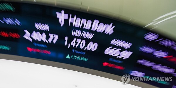 정치적 불안에 무안공항 대참사까지 악재가 겹치면서 올 한해 한국 증시는 역대급 디커플링을 겪으며 침체의 늪에서 허덕였다. 서울 중구 하나은행 딜링룸. [사진=연합뉴스]