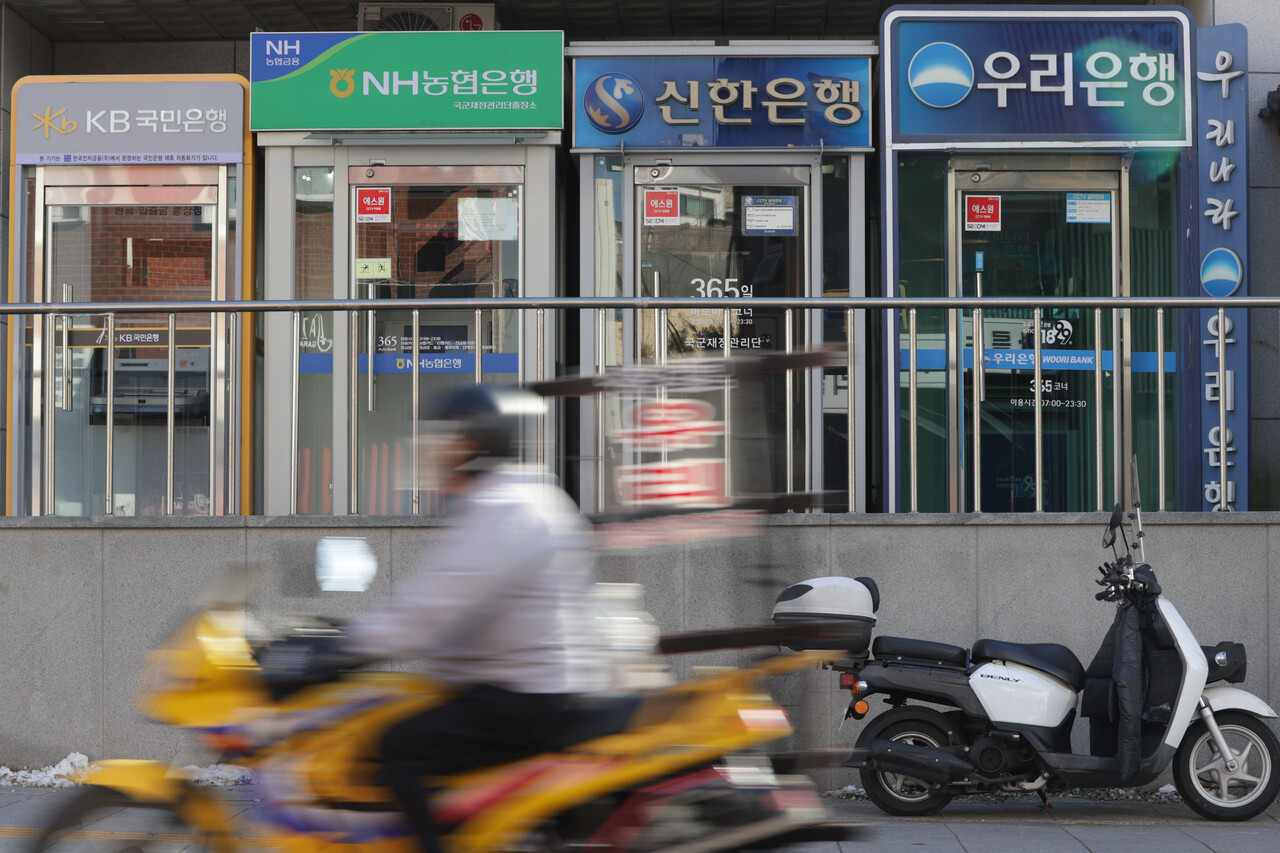 은행연합회 소비자 포털에 공시된 ‘예대금리차 비교’ 통계에 따르면 11월 KB국민·NH농협·신한·우리·하나은행(가나다 순) 5대 은행의 가계대출의 예대금리차는 1.00~1.27%포인트로 집계됐다.  서울의 한 거리에 은행 ATM 기기가 설치된 모습. [사진=연합뉴스]