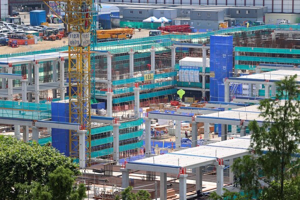 통계청이 발표한 ‘11월 산업활동 동향’에 따르면 지난 달 전산업생산지수(계절조정·농림어업 제외)는 112.6으로 전달보다 0.4% 감소한 것으로 집계됐다. 서울 아파트 공사 현장. [사진=연합뉴스]