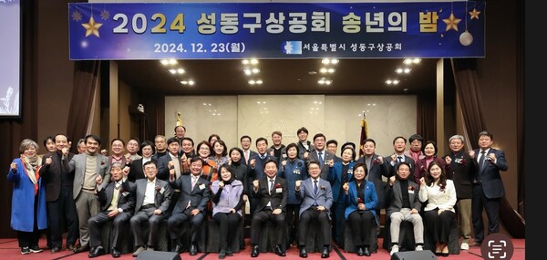 김대종 교수가 성동구상공회 2024년 송년회에서 '탄핵과 트럼프, 2025년 경제대전망' 특강을 마친 후 기념촬영을 하는 모습. [세종대학교 제공=뉴스퀘스트]