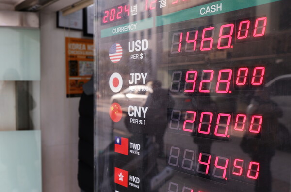 원/달러 환율 1470원대 중반에서 거래가 이어지고 있는 30일 서울 명동 환전소 현황판에 달러 등 환율이 표시된 모습. [사진=연합뉴스]