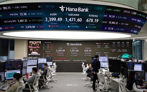 31일 주요 증권사들은 연말 주가 지수가 상승하는 이른바 ‘산타 랠리’는 올해 관측할 수 없었지만, 현재 절대적 저평가 구간에 있는 만큼 내년 재평가를 기대해볼만한 상황이라고 관측했다. 서울 중구 하나은행 딜링룸. [사진=연합뉴스]