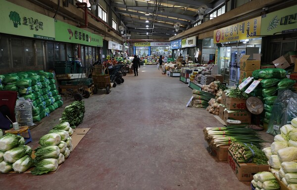 통계청이 발표한 ‘2024년 12월 및 연간 소비자물가동향’에 따르면 올해 소비자물가 지수는 114.18(2020년=100)로 2023년보다 2.3% 상승한 것으로 집계됐다. 서울의 한 전통시장. [사진=연합뉴스]