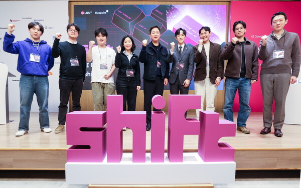 LG유플러스 홍범식 사장이 공식 첫 행보로 스타트업 발굴 및 육성 프로그램인 ‘쉬프트(Shift)’ 데모데이 행사에 참석했다. 사진은 홍범식 사장(왼쪽에서 다섯번 째)이 쉬프트에 선발된 스타트업 대표와 기념사진을 촬영하는 모습 [LG유플러스 제공=뉴스퀘스트]