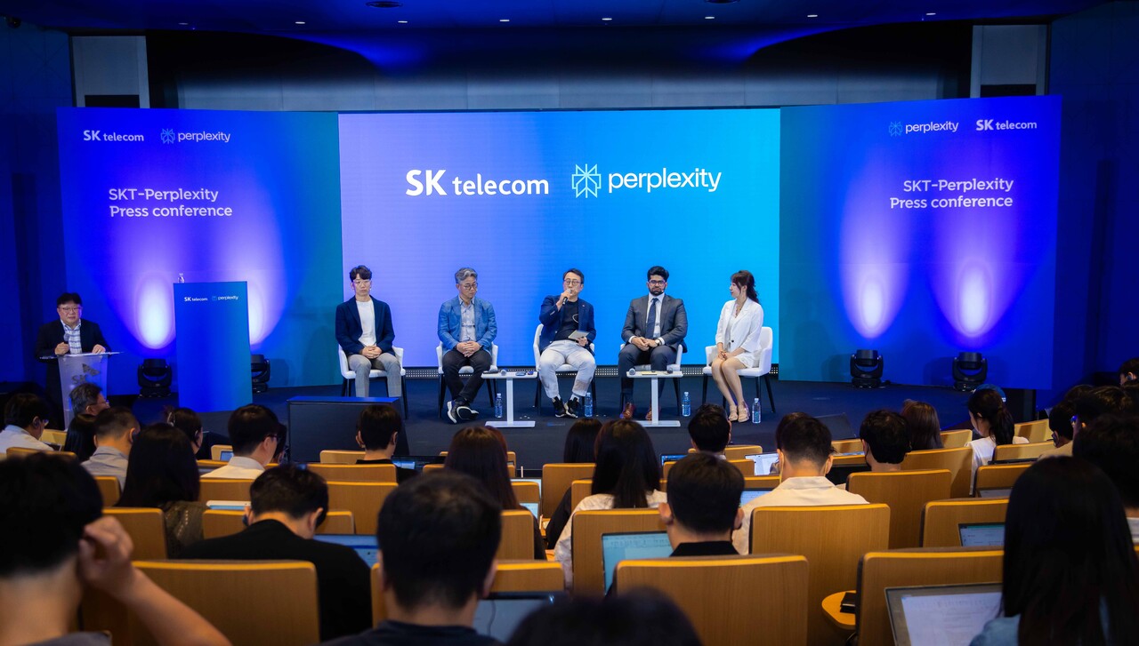 (왼쪽부터) 김용훈 SKT AI서비스사업부장, 정석근 SKT Global/AITech 사업부장, 유영상 SKT CEO, 아라빈드 스리니바스 퍼플렉시티 CEO, 황유라 퍼플렉시티 아시아 태평양 파트너십 리드. [SK텔레콤 제공=뉴스퀘스트]