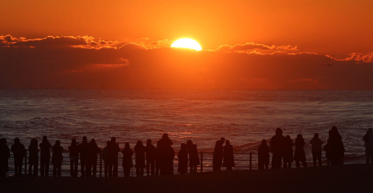 주요 증권사들은 올해 2분기부터 한국 증시가 중국·유럽 경기 회복, 환율 진정 등을 바탕으로 상승 반전을 꾀할 수 있을 것으로 전망했다. 강원 강릉시 강문해변에서 관광객들이 솟아오르는 해를 바라보고 있는 모습. [사진=연합뉴스]