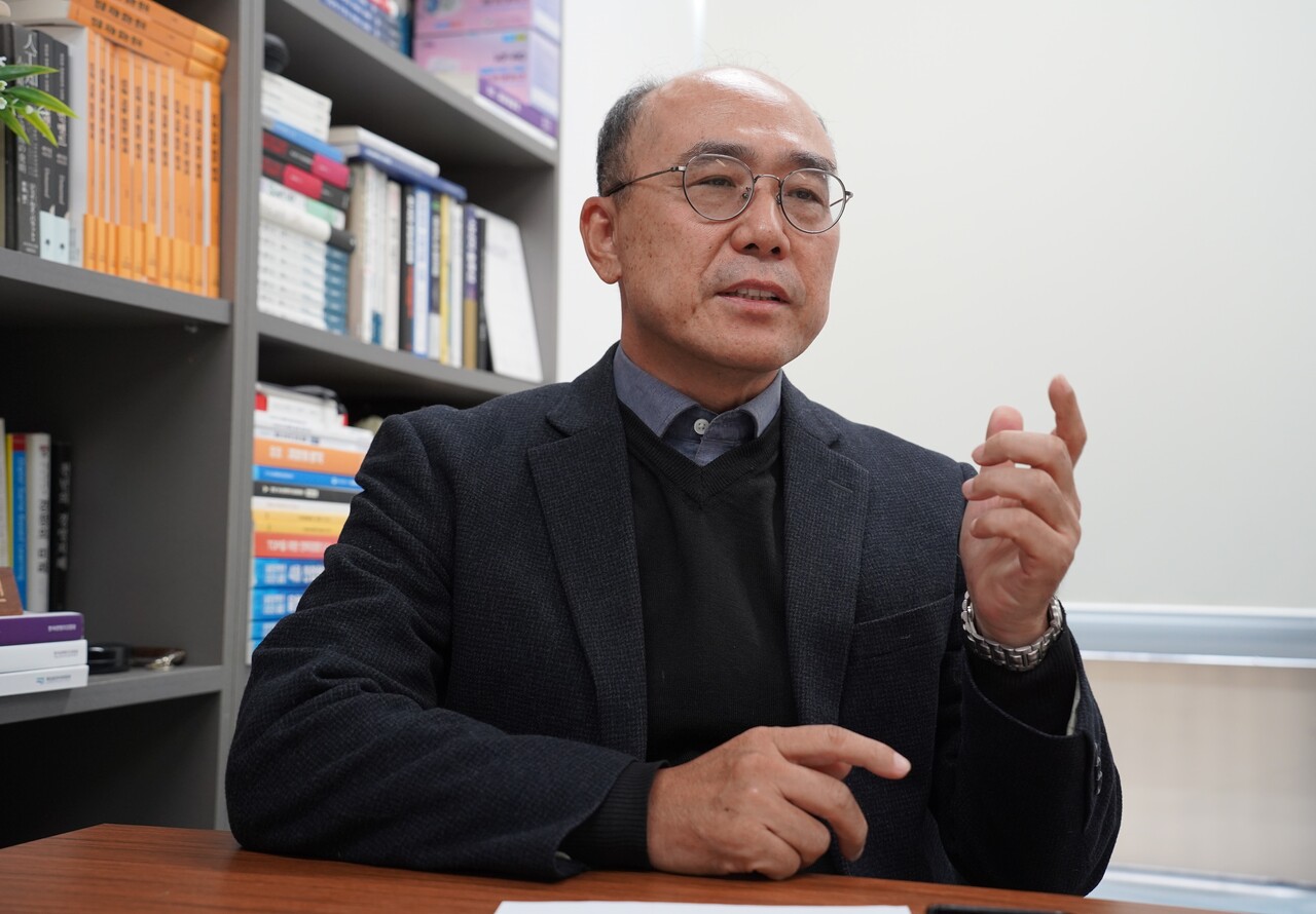 한국게임학회 회장을 맡고 있는 위정현 중앙대학교 경영학부 교수(61)가 국내 게임산업이 성숙기에 접어들었다고 보고 올 한해 더욱 도전적인 시도가 나와야 성장할 수 있다고 지적했다. [사진=김민우 기자]
